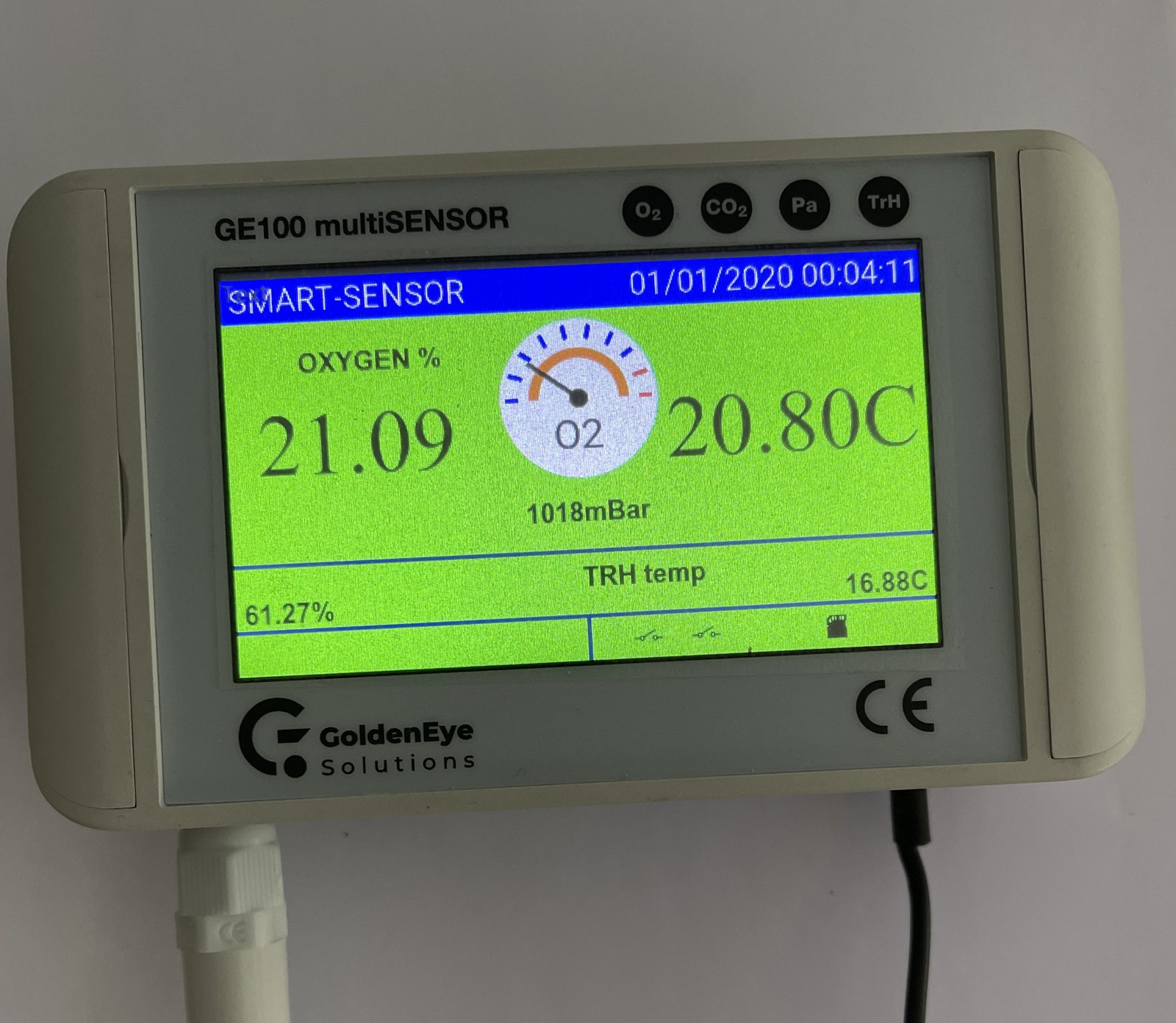 GE-100 MultiSensor ölçüm ekranı: oksijen %21,09, ortam sıcaklığı 20,80 °C, hat basıncı 1018 mbar ve bağıl nem; prob ve kablo bağlantısıyla duvar tipi gövde